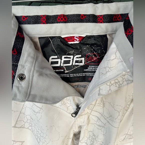Fabulous 686 men’s snowboard/ski jacket and pants. Size small. Selling together - Picture 10 of 15